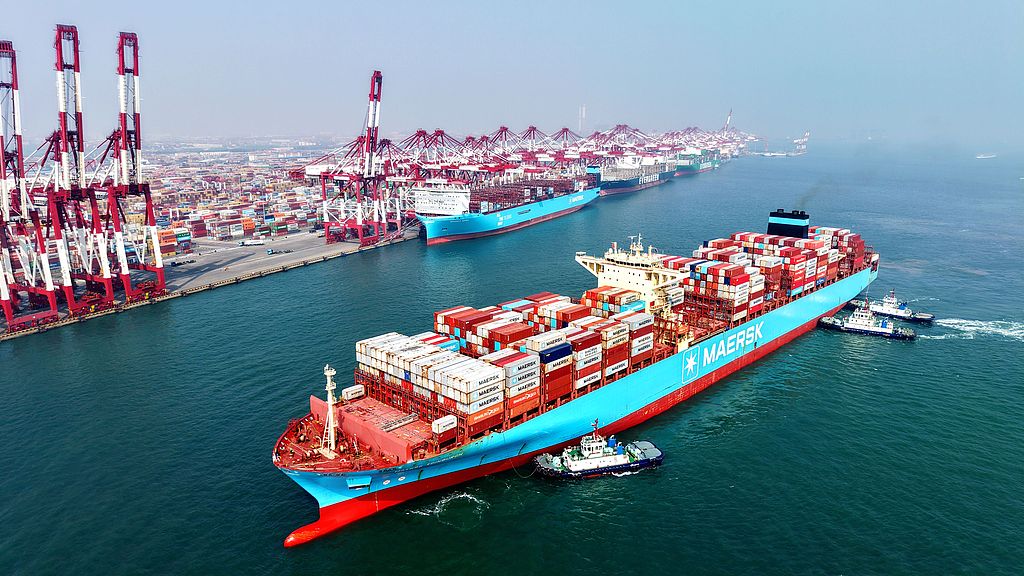 青岛港外贸集装箱码头繁忙作业