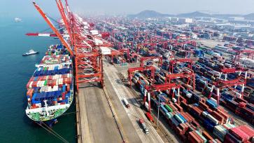 青岛港外贸集装箱码头繁忙作业