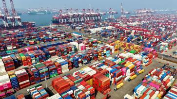 青岛港外贸集装箱码头繁忙作业