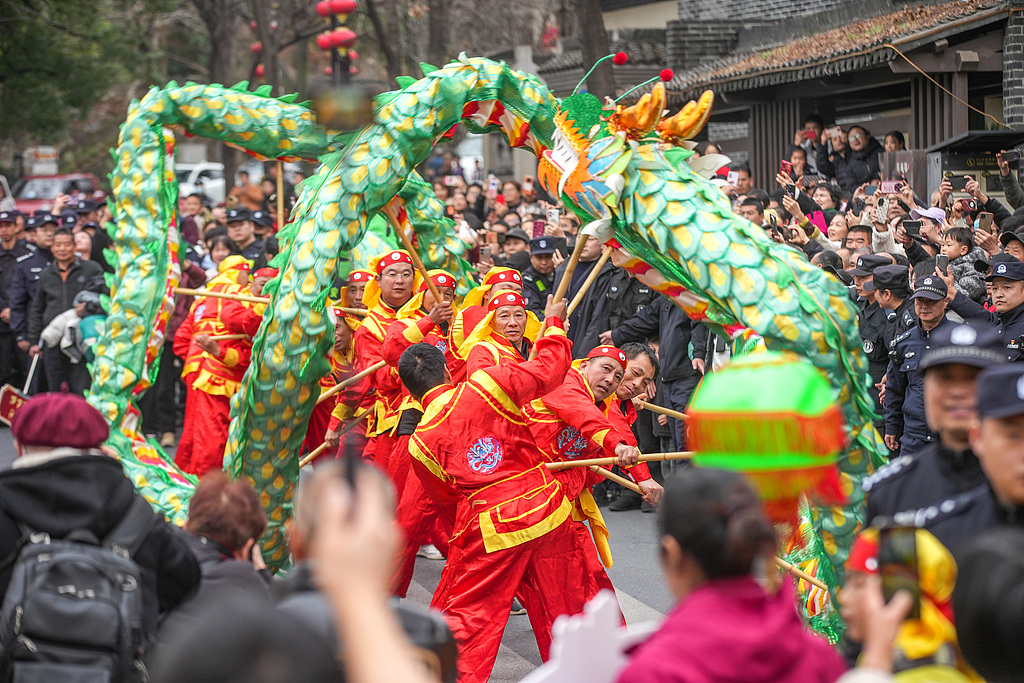 浙江德清：舞龙巡游迎元宵