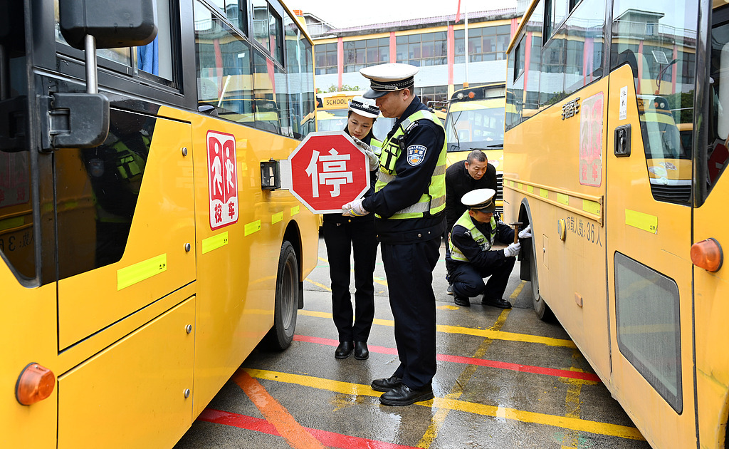 湖南洞口：校车“体检”迎开学