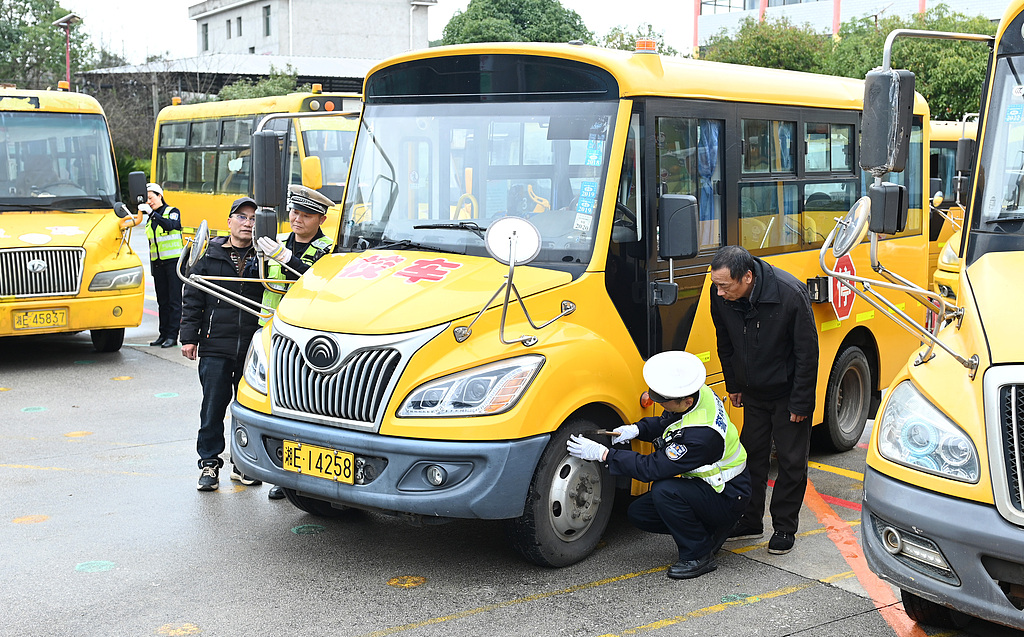 湖南洞口：校车“体检”迎开学