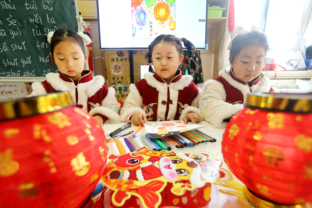 江苏连云港：小朋友制作花灯迎元宵