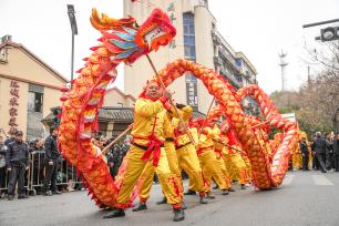 浙江德清：舞龙巡游迎元宵