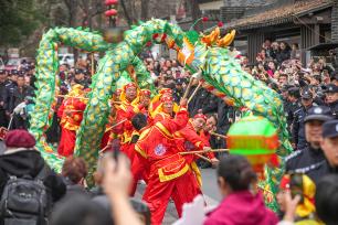 浙江德清：舞龙巡游迎元宵