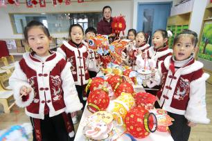 江苏连云港：小朋友制作花灯迎元宵