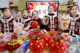 江苏连云港：小朋友制作花灯迎元宵