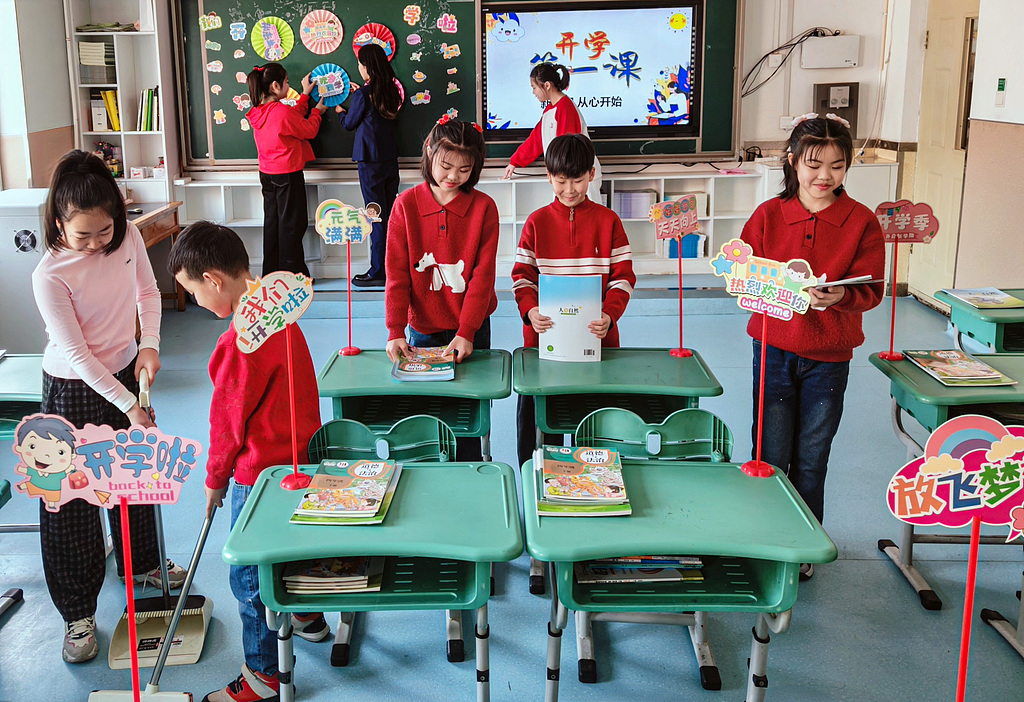 辽宁沈阳：小学生布置教室领取课本迎开学