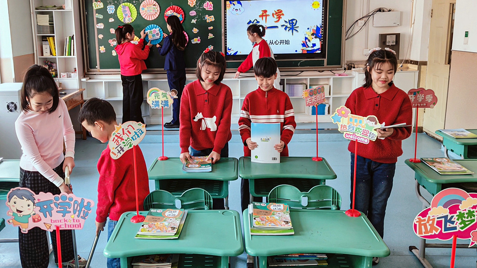 辽宁沈阳：小学生布置教室领取课本迎开学