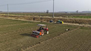 山东聊城：农民抢抓农时开展农事生产管理