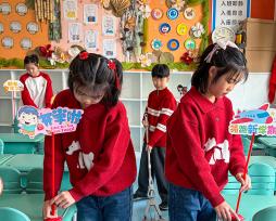 辽宁沈阳：小学生布置教室领取课本迎开学