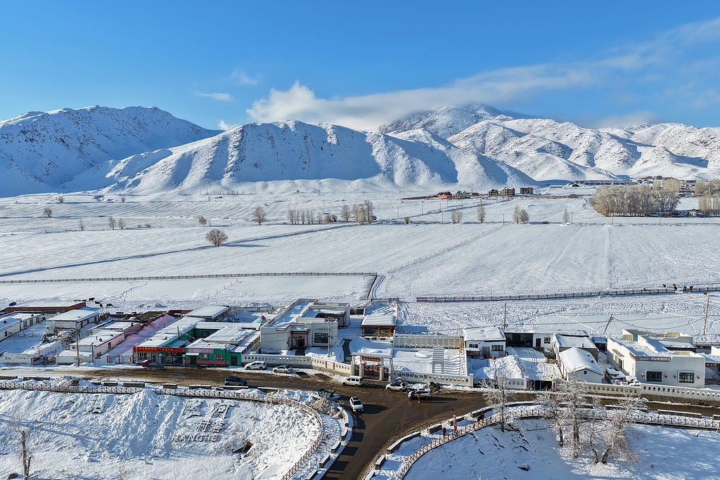 新疆阿勒泰：阳春三月 雪原银装素裹