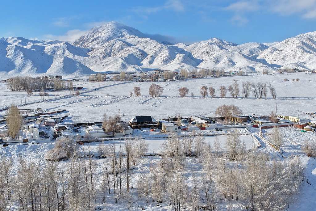 新疆阿勒泰：阳春三月 雪原银装素裹