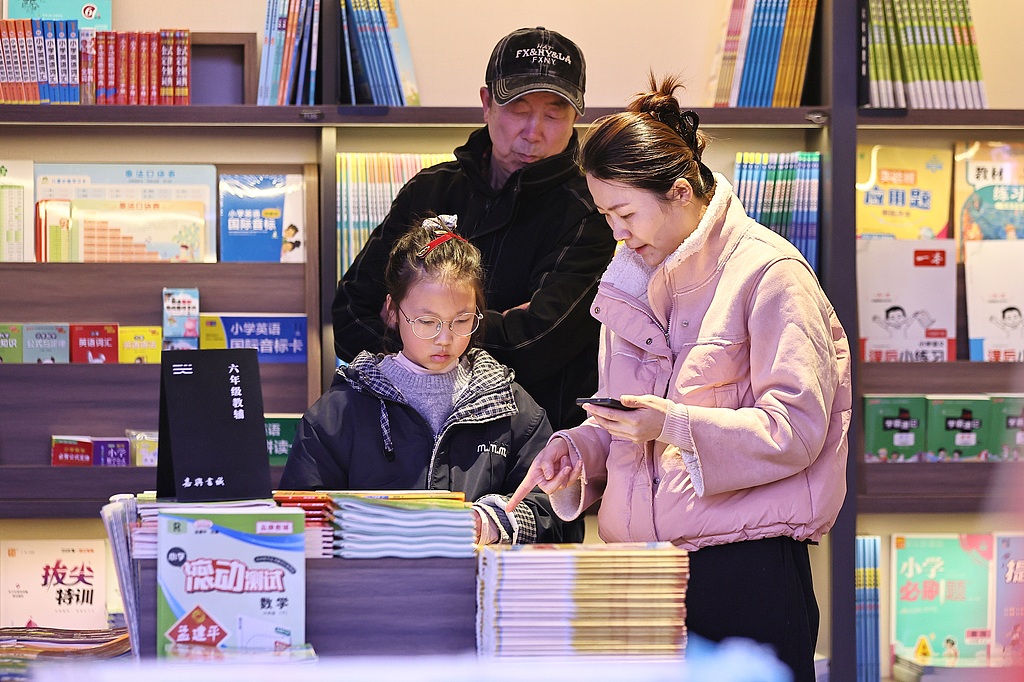 浙江嘉兴：学生书店选购教辅书迎开学