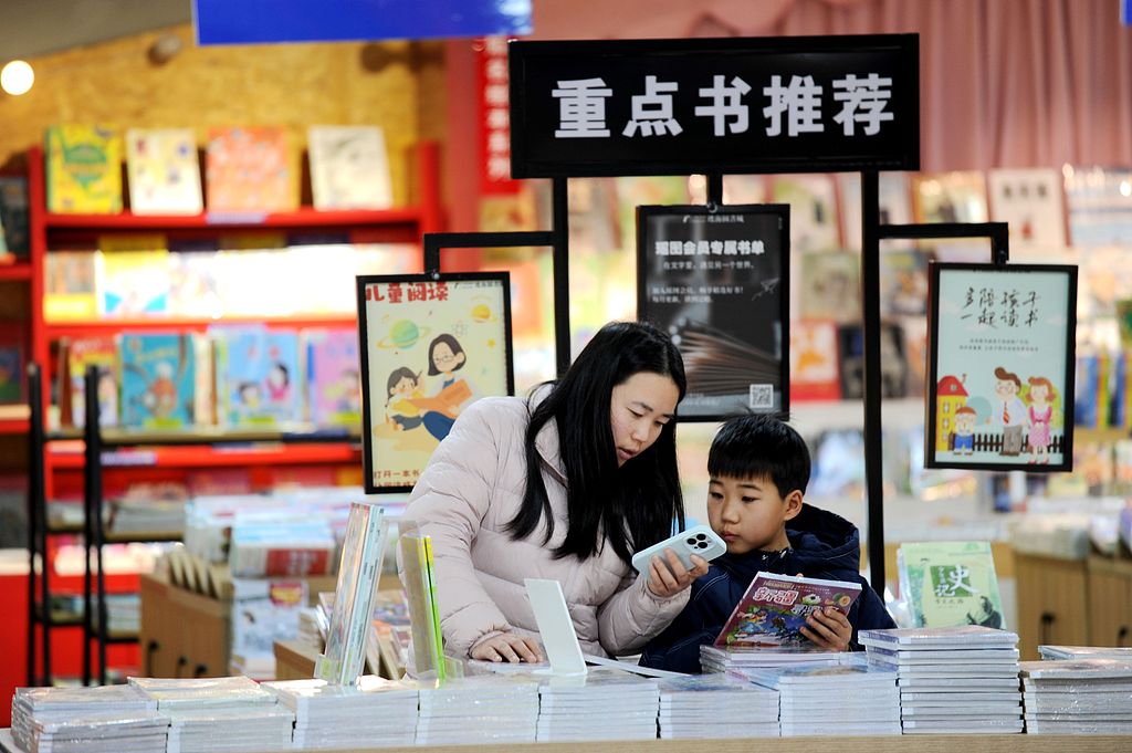浙江嘉兴：学生书店选购教辅书迎开学