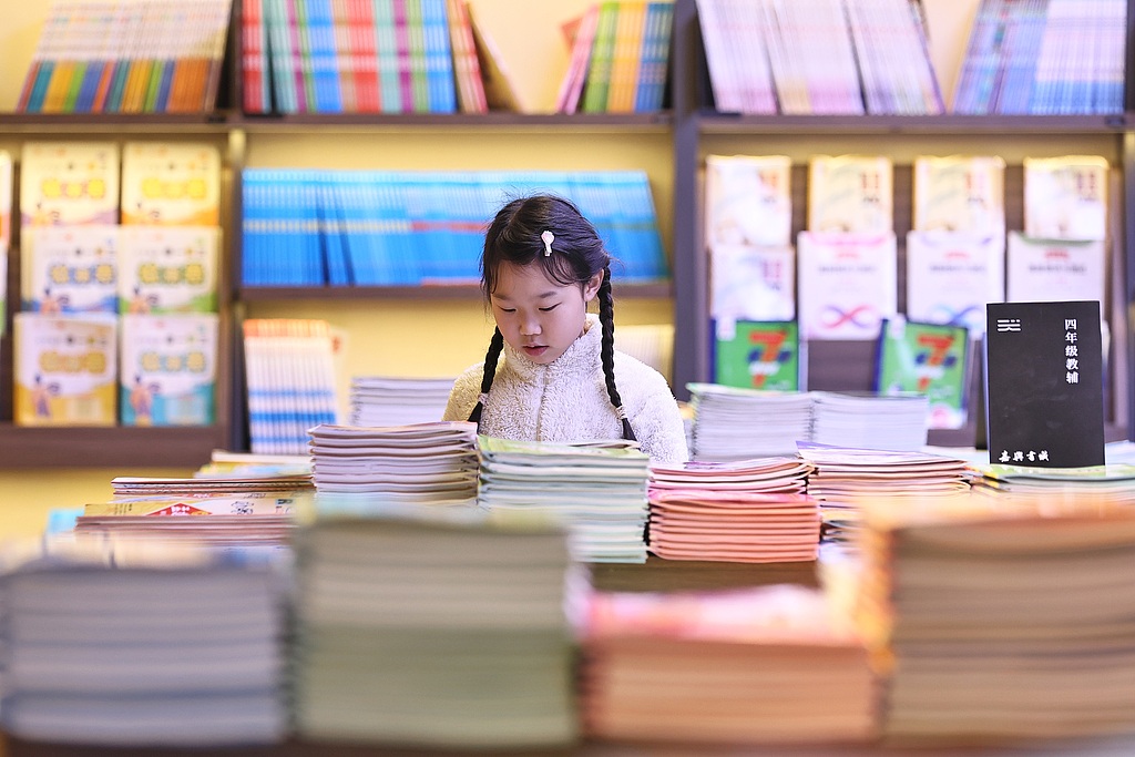浙江嘉兴：学生书店选购教辅书迎开学