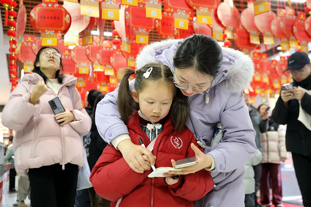 山东烟台：民众猜灯谜迎元宵