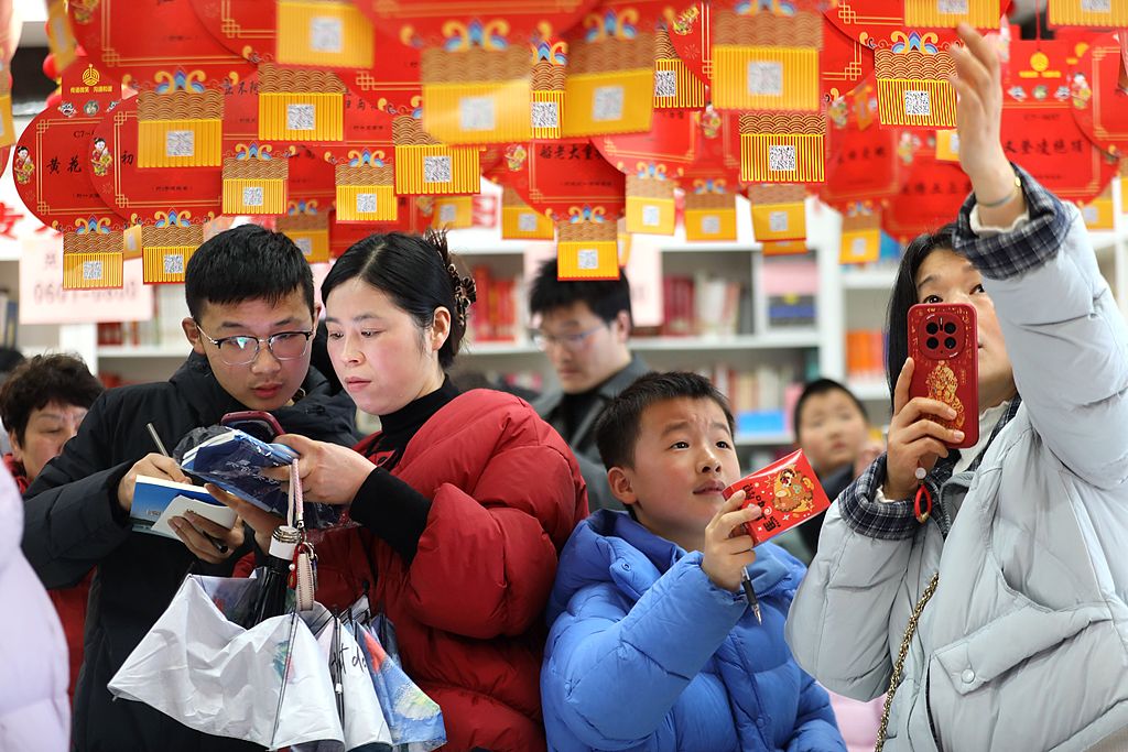 山东烟台：民众猜灯谜迎元宵