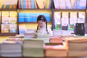 浙江嘉兴：学生书店选购教辅书迎开学