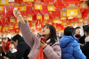 山东烟台：民众猜灯谜迎元宵