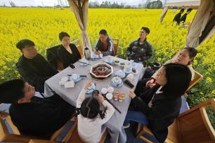 四川成都：“花田火锅”人气旺