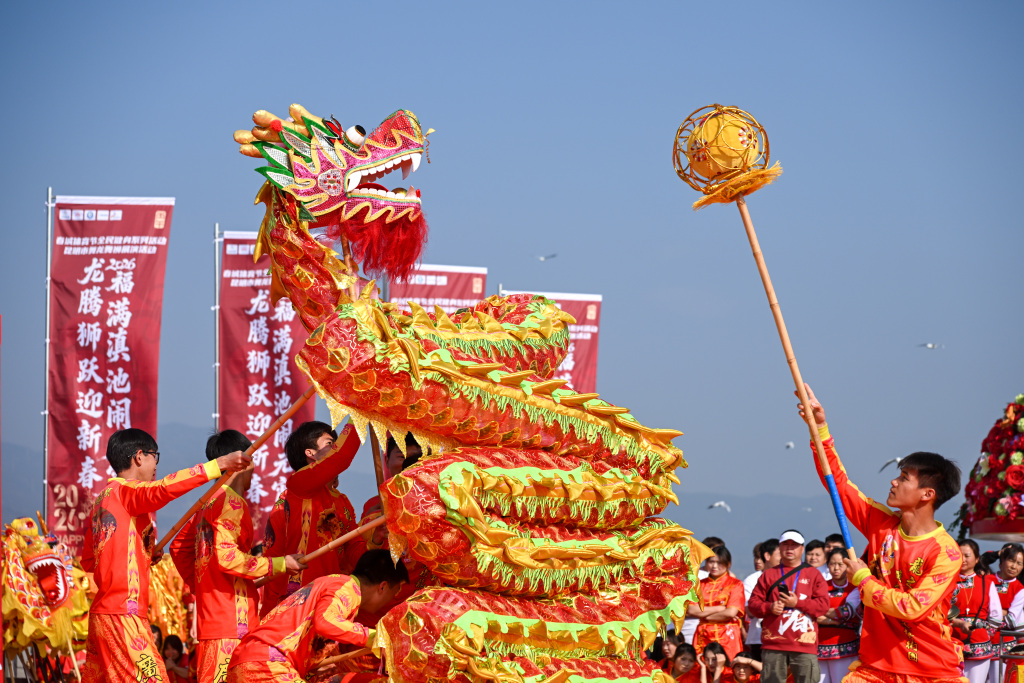 云南昆明：海埂大坝舞龙舞狮闹元宵