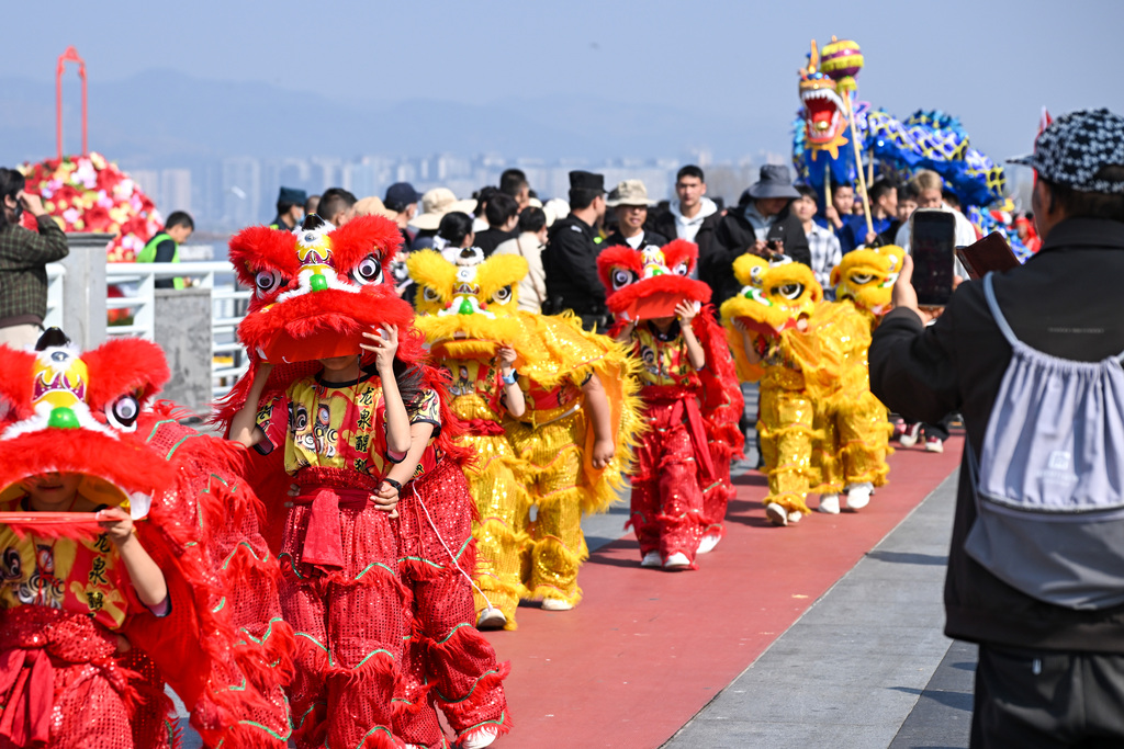 云南昆明：海埂大坝舞龙舞狮闹元宵