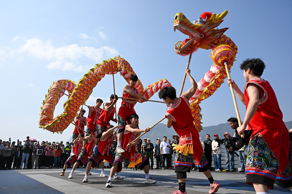 云南昆明：海埂大坝舞龙舞狮闹元宵