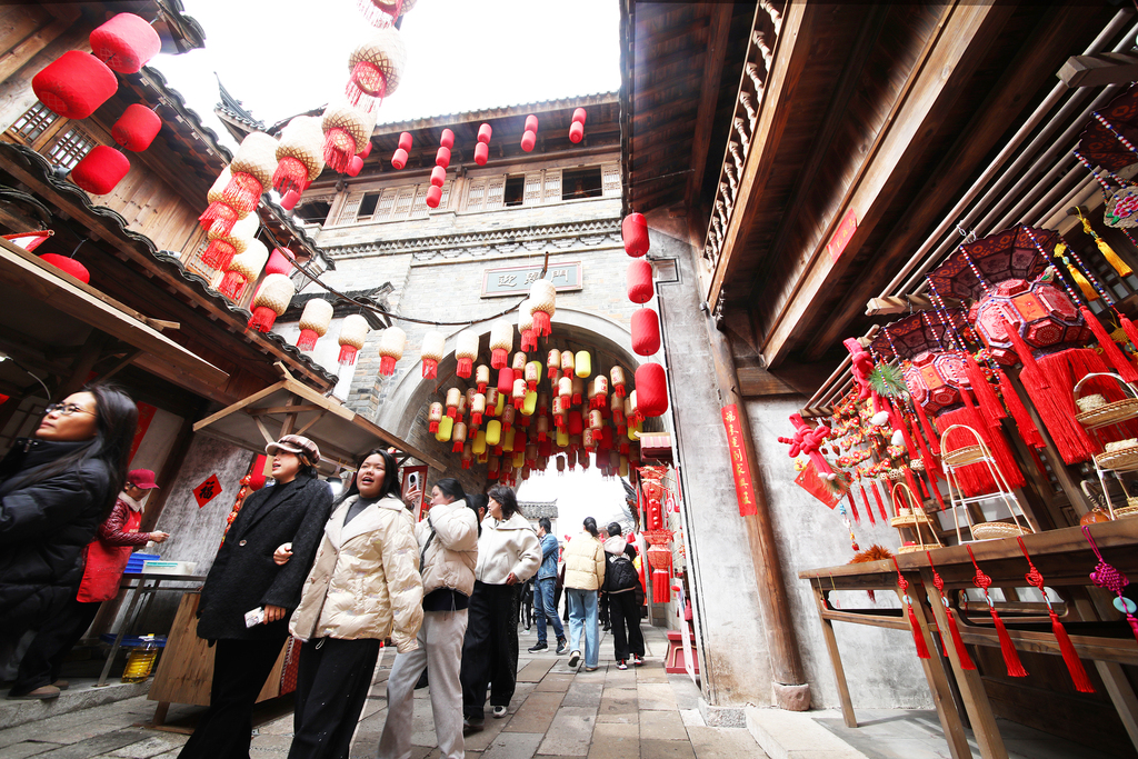 浙江义乌：元宵花灯点亮明清古街