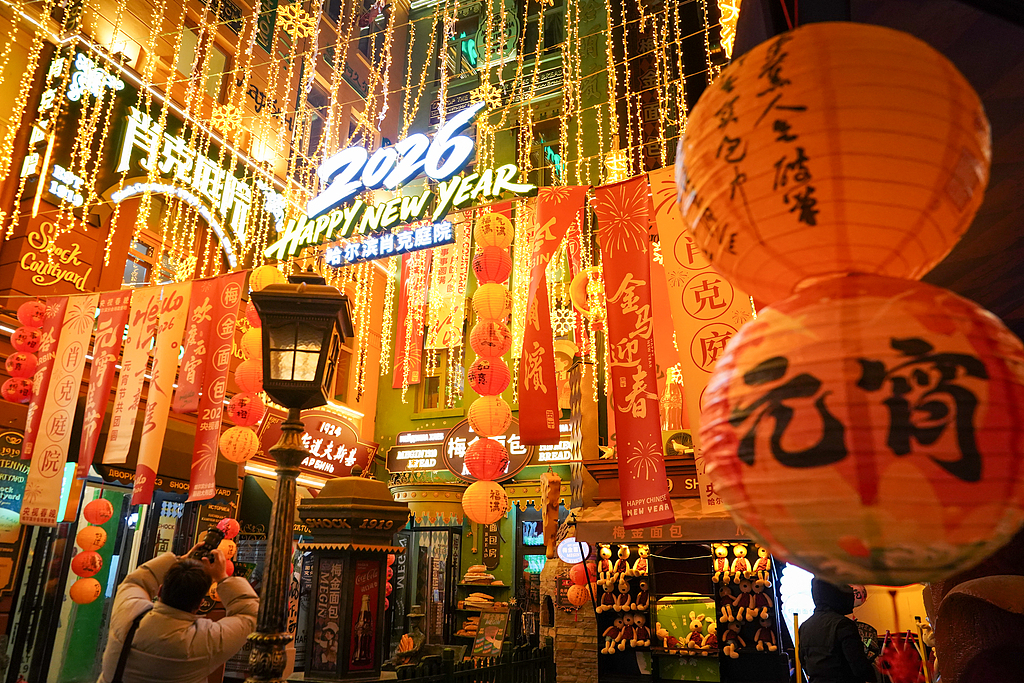 黑龙江哈尔滨：喜迎元宵节 街头节日氛围浓