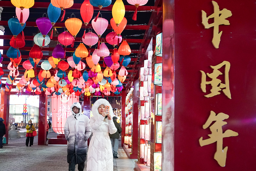 黑龙江哈尔滨：喜迎元宵节 街头节日氛围浓