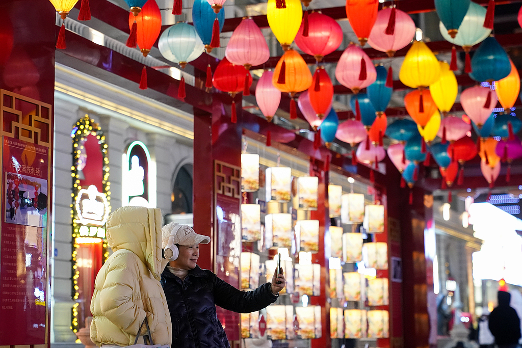 黑龙江哈尔滨：喜迎元宵节 街头节日氛围浓