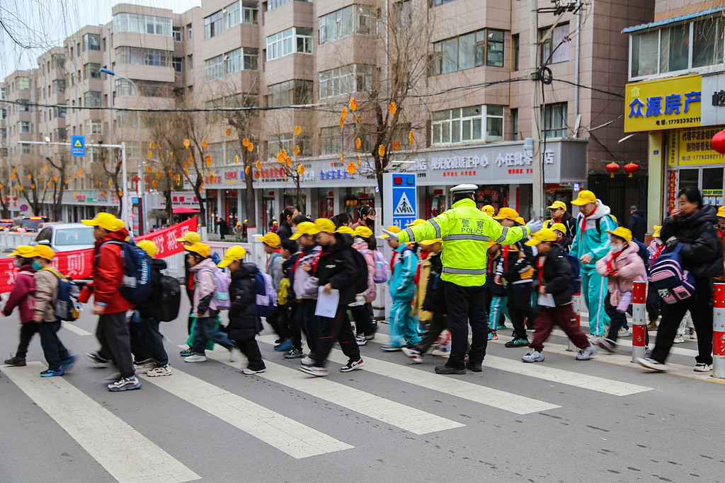 甘肃平凉：交警护航“开学季”