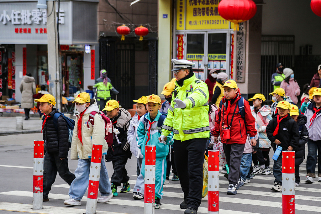 甘肃平凉：交警护航“开学季”