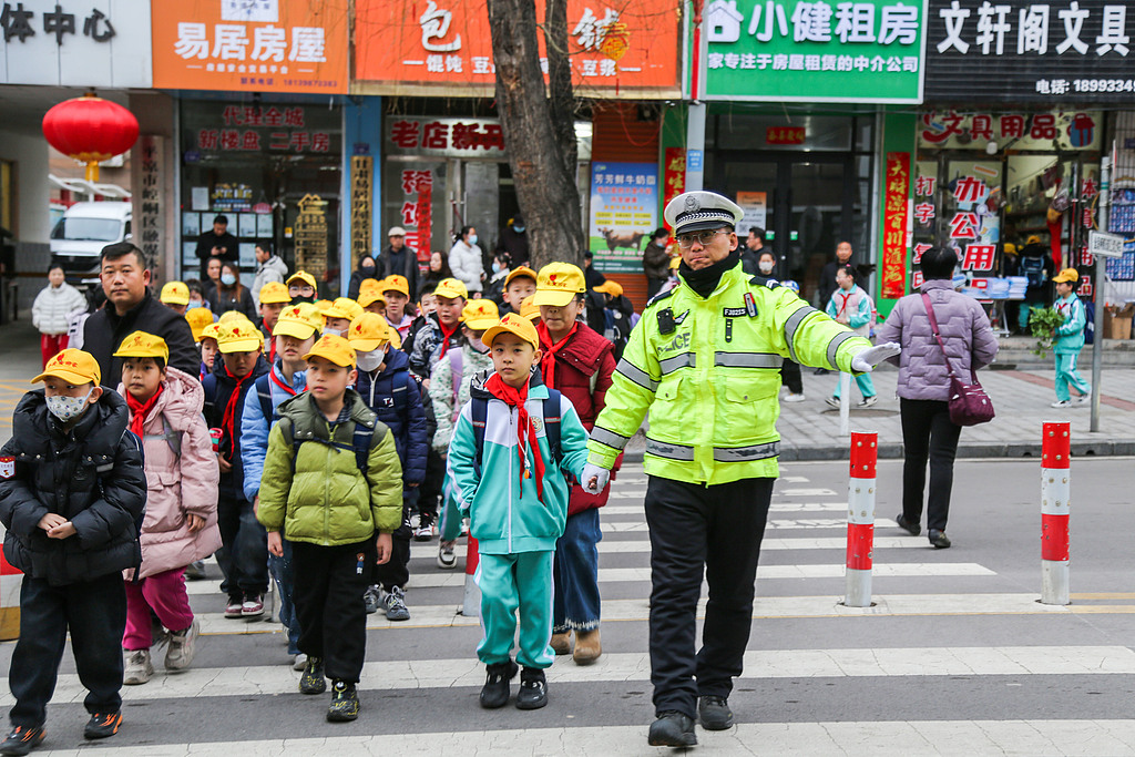 甘肃平凉：交警护航“开学季”
