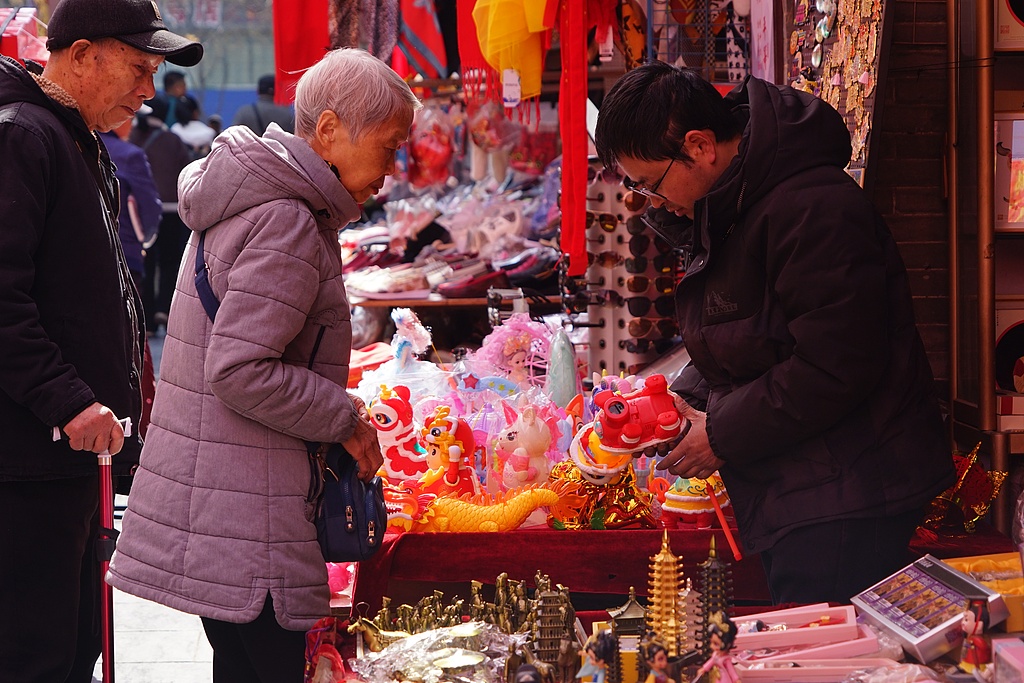 陕西西安：灯笼市场红火 市民争相购买庆元宵