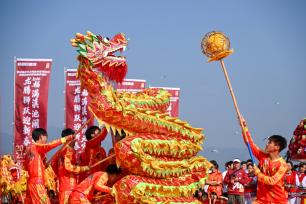 云南昆明：海埂大坝舞龙舞狮闹元宵