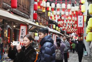 浙江义乌：元宵花灯点亮明清古街