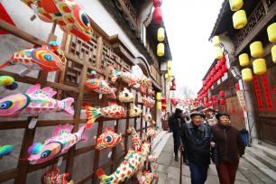 浙江义乌：元宵花灯点亮明清古街