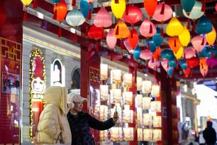 黑龙江哈尔滨：喜迎元宵节 街头节日氛围浓