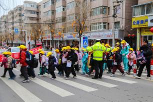 甘肃平凉：交警护航“开学季”