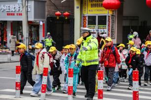 甘肃平凉：交警护航“开学季”