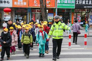 甘肃平凉：交警护航“开学季”