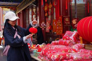 陕西西安：灯笼市场红火 市民争相购买庆元宵