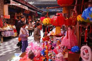 陕西西安：灯笼市场红火 市民争相购买庆元宵