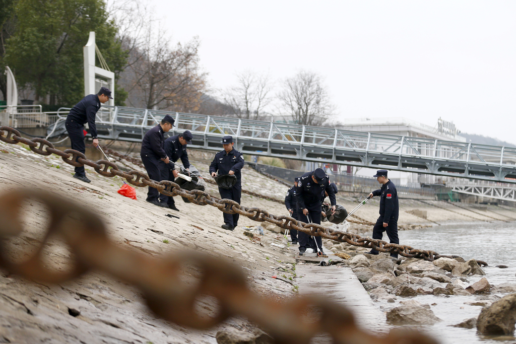 江苏南京：边检民警守护长江生态