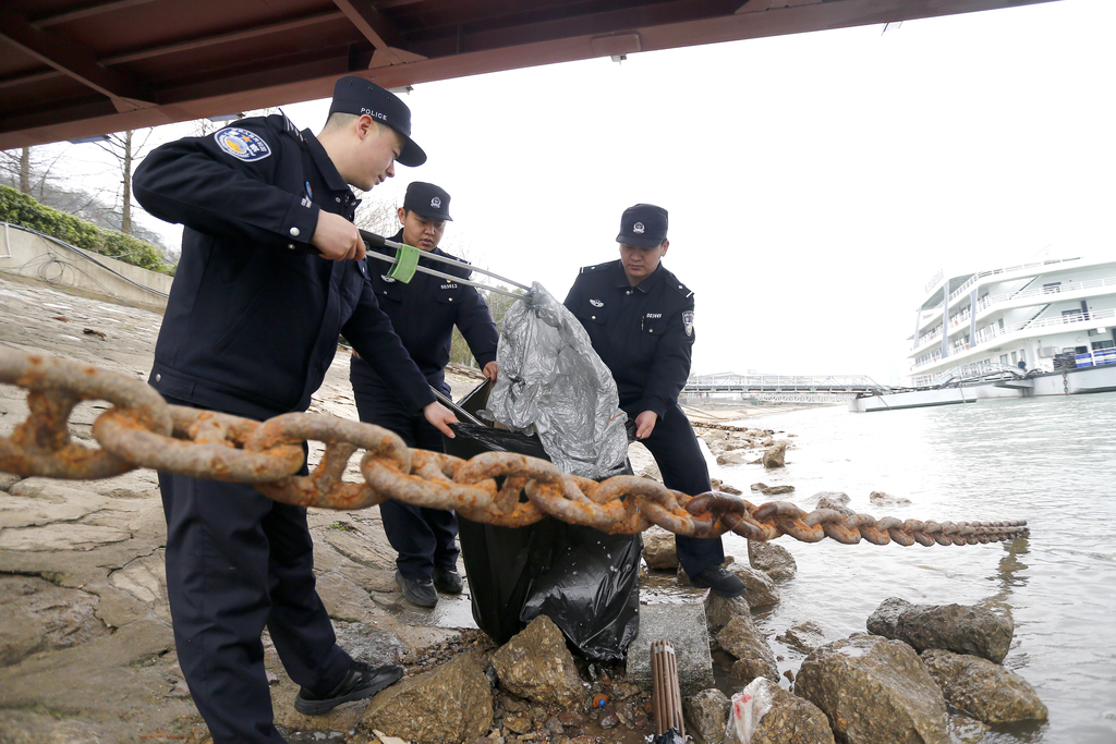 江苏南京：边检民警守护长江生态