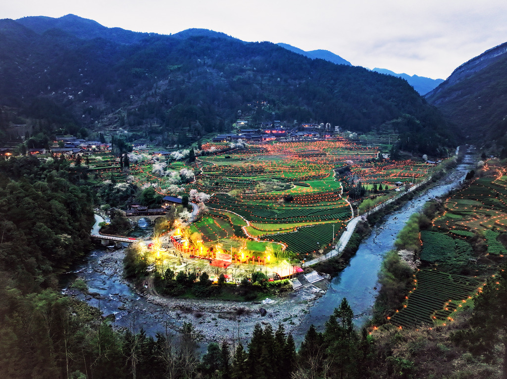 湖北恩施：万支烛火点亮古村落