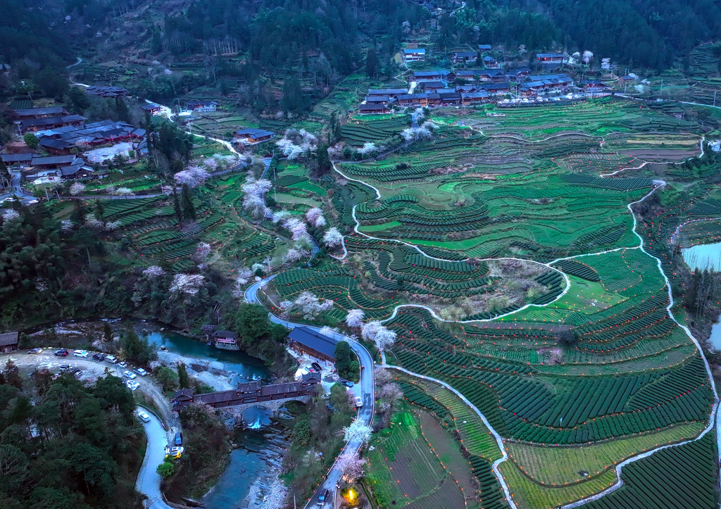 湖北恩施：万支烛火点亮古村落