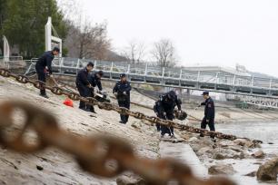 江苏南京：边检民警守护长江生态